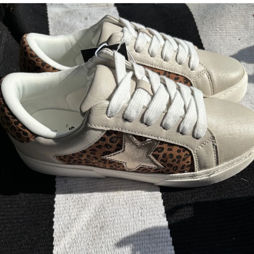 Art Class Kids Cream Leopard Print Star Low Top Sneakers Size 4